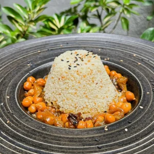 CUS CUS con cebolla caramelizada ciruela, pasas y guisantes