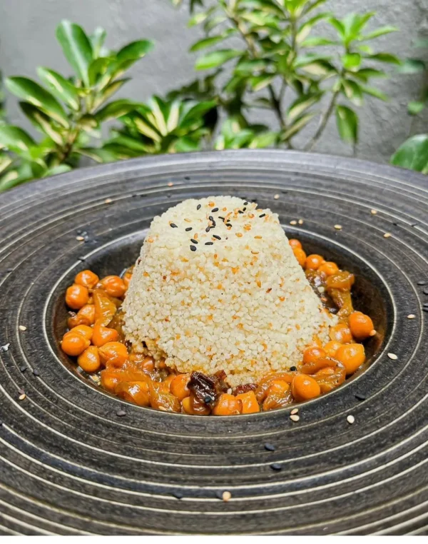CUS CUS con cebolla caramelizada ciruela, pasas y guisantes