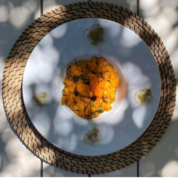 SALTEADO de garbanzos con boniato y acelgas