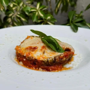 Berengena gratinada con tomate y parmesano