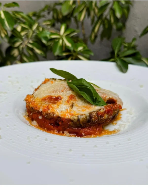 Berengena gratinada con tomate y parmesano